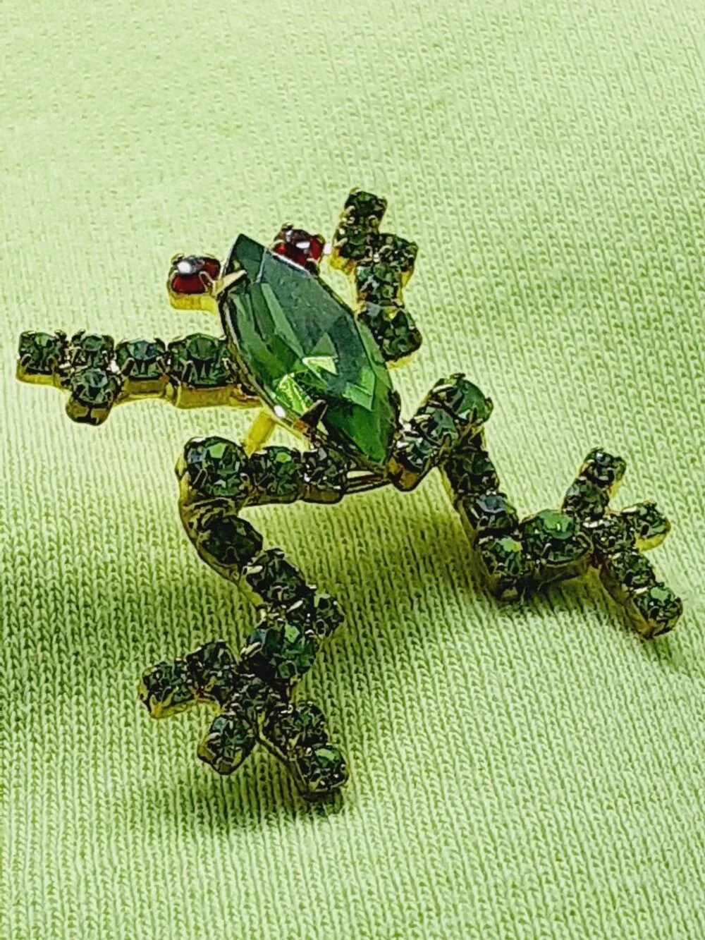 NEW Green Crystal Put'Em Pin Dancing Frog